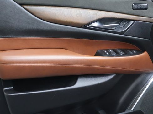 Used 2019 Cadillac Escalade ESV Luxury image 18