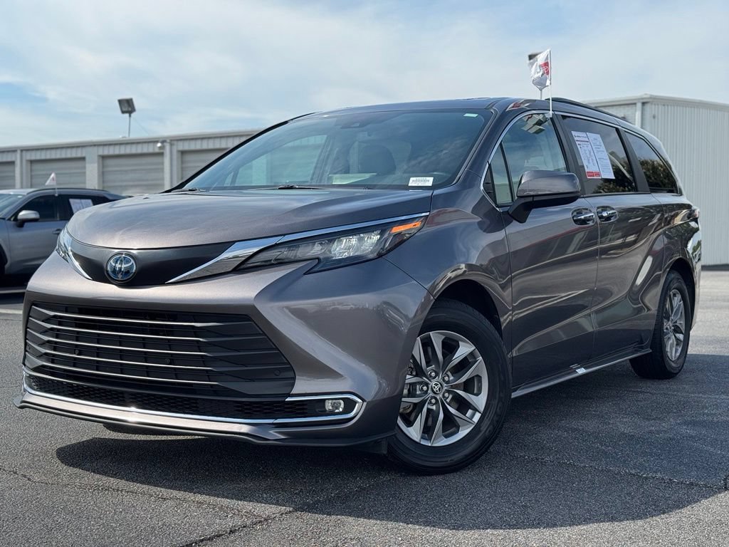 Used 2024 Toyota Sienna XLE FWD image 6