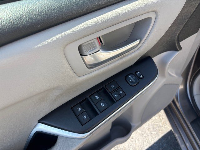Used 2017 Toyota Camry LE FWD image 11