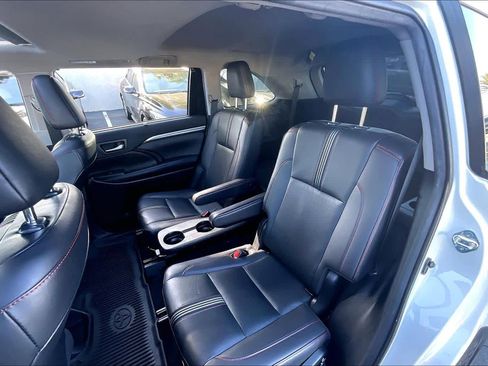 Used 2019 Toyota Highlander SE image 28