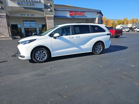 Used 2025 Toyota Sienna LE image 45