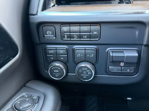 New 2026 Chevrolet Suburban High Country AWD/4WD image 19