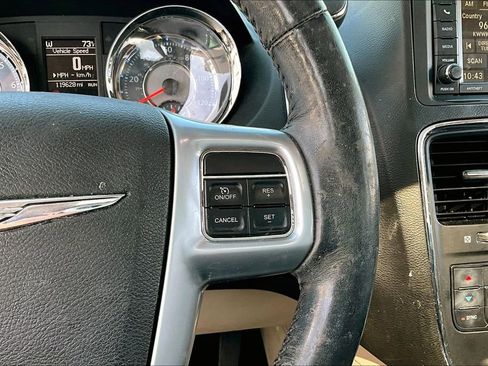 Used 2014 Chrysler Town & Country Touring-L w/ Driver Convenience Group FWD image 11