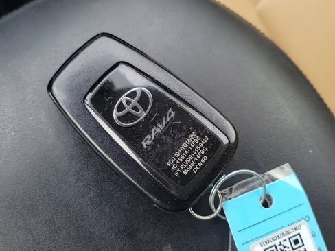 Used 2019 Toyota RAV4 XLE Premium FWD image 28