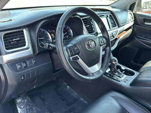 Used 2018 Toyota Highlander XLE AWD/4WD image 28