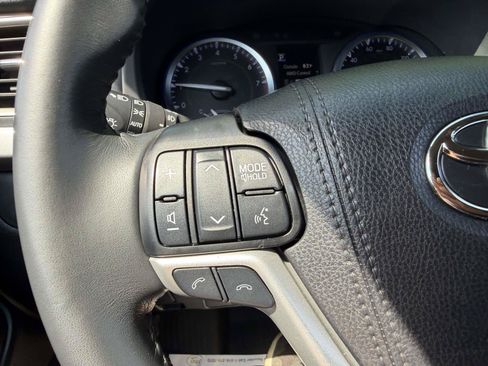 Used 2019 Toyota Highlander XLE AWD/4WD image 30