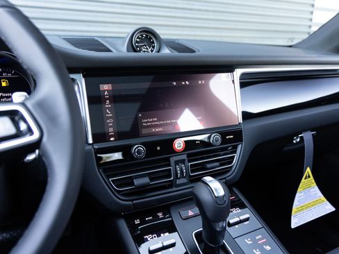 Certified 2026 Porsche Macan image 15
