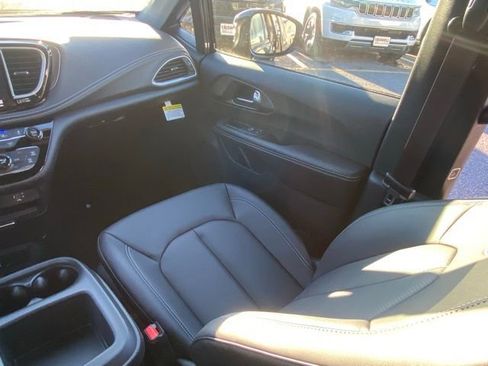 New 2026 Chrysler Pacifica Select w/ S Appearance Package FWD image 37