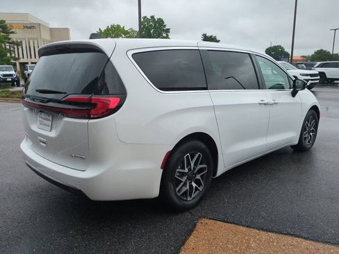 New 2027 Chrysler Pacifica Limited FWD image 4