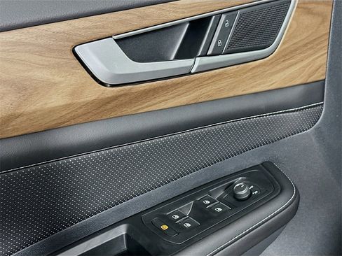 Used 2025 Volkswagen Atlas SE image 20