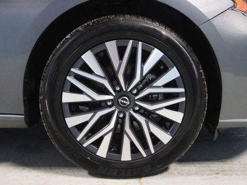 Used 2025 Nissan Altima 2.5 SV image 30