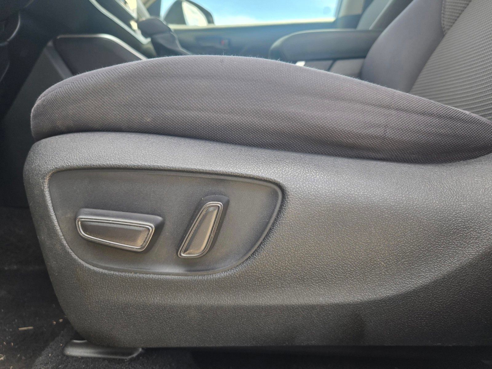 Used 2021 Toyota Highlander LE FWD image 19