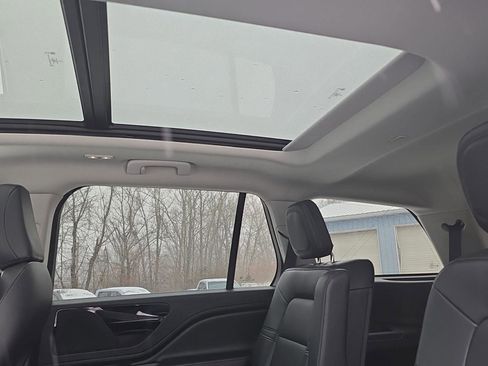 Used 2025 Lincoln Aviator AWD image 33