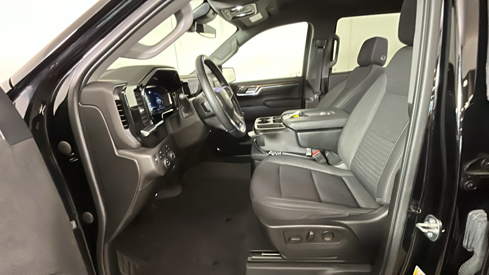 Used 2023 Chevrolet Silverado 1500 LT AWD/4WD image 13