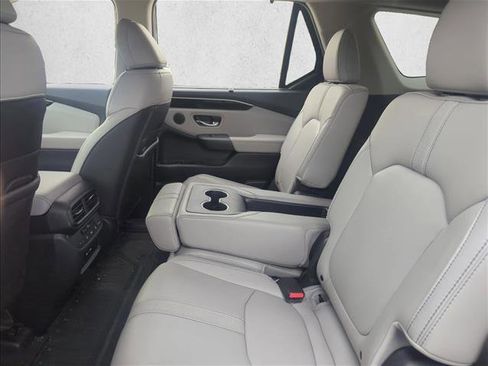 Used 2025 Honda Pilot Touring image 12