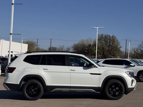 New 2026 Volkswagen Atlas Peak Edition image 4