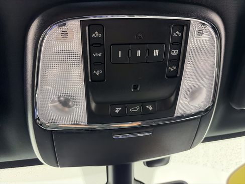 Used 2019 Jeep Grand Cherokee Overland AWD/4WD image 38