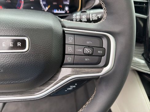 Used 2022 Jeep Wagoneer Series III w/ Premium Group I image 61