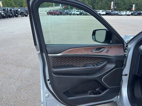 Used 2025 Jeep Grand Cherokee Summit w/ Obsidian Package AWD/4WD image 8