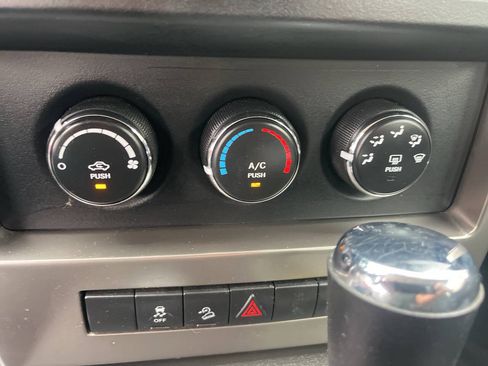 Used 2012 Jeep Liberty Sport AWD/4WD image 18