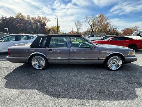 Used 1995 Lincoln Town Car Cartier RWD image 10