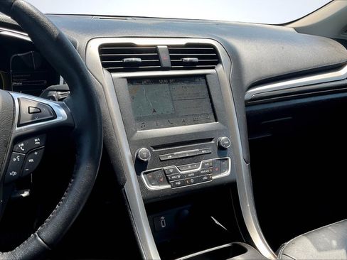 Used 2018 Ford Fusion SE w/ Fusion SE Technology Package FWD image 6