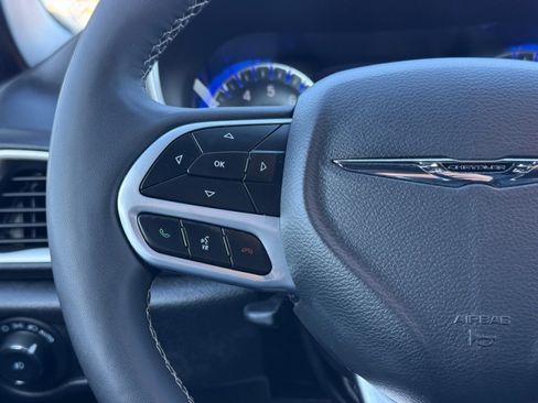 Used 2025 Chrysler Pacifica Select image 25