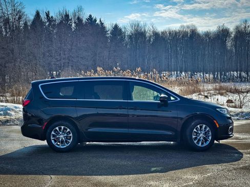 New 2026 Chrysler Pacifica Select image 2