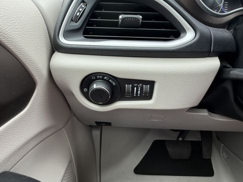 Used 2022 Chrysler Voyager LX FWD image 23