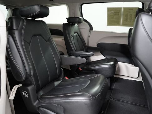 Used 2024 Chrysler Pacifica Touring-L FWD image 25