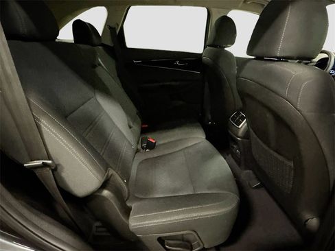 Used 2019 Kia Sorento LX image 32