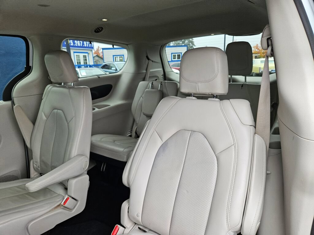 Used 2021 Chrysler Pacifica Touring-L FWD image 13