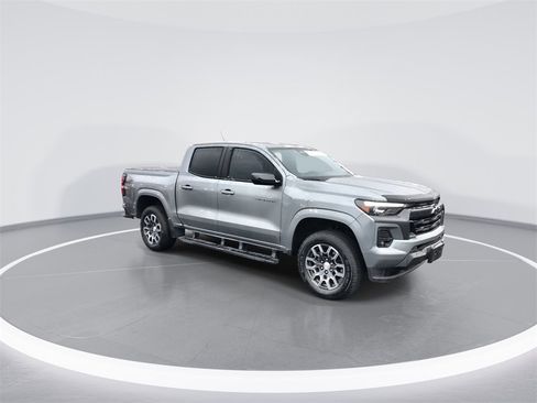 Used 2024 Chevrolet Colorado LT image 2