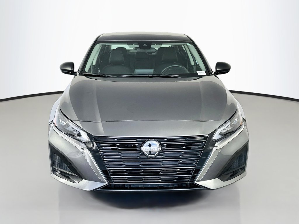Used 2025 Nissan Altima 2.5 SV FWD image 2