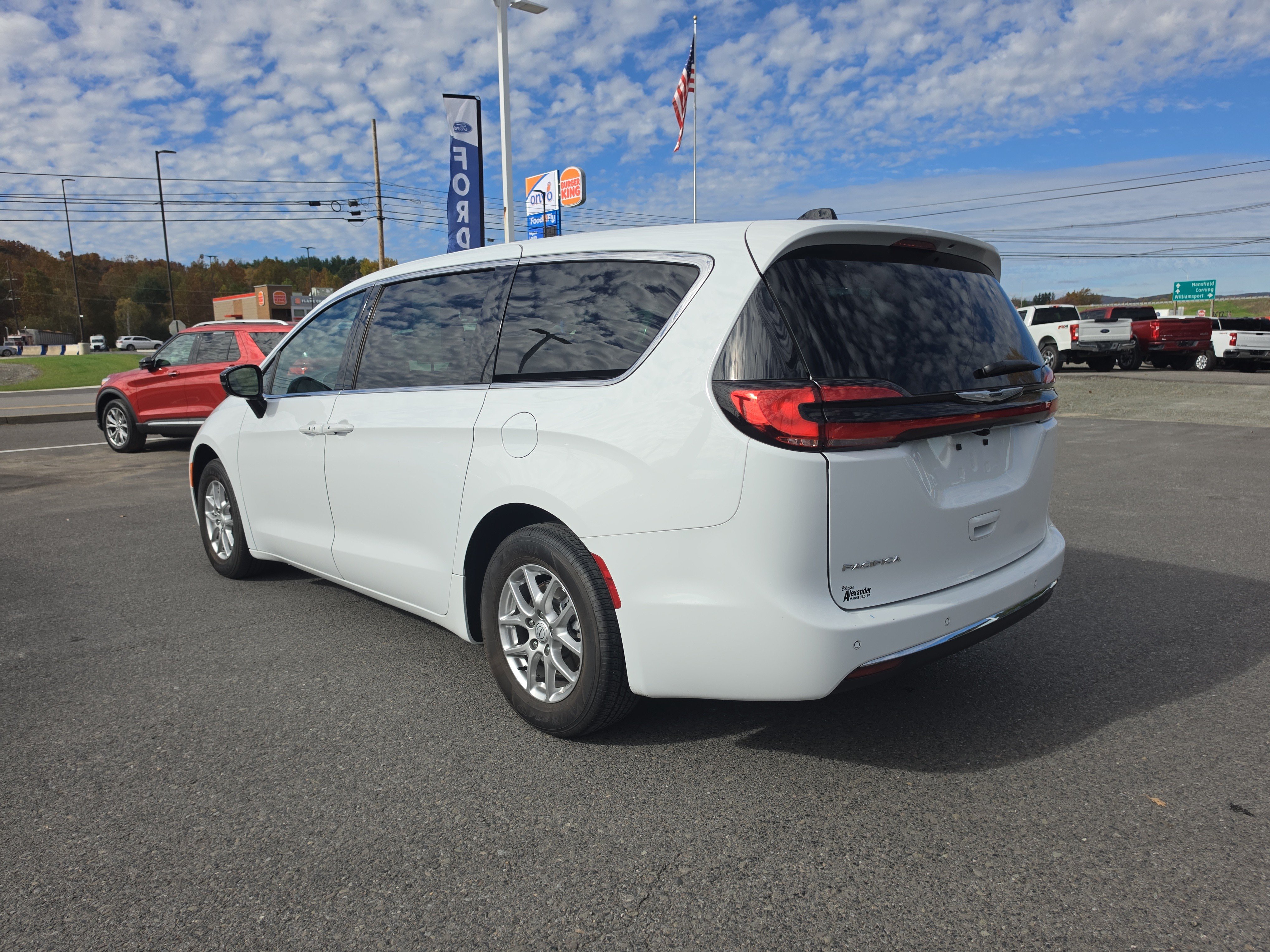 Used 2026 Chrysler Pacifica Select FWD image 6
