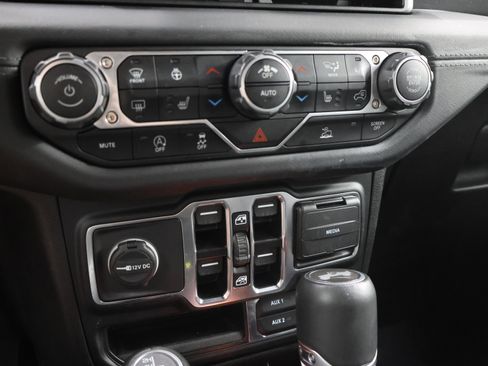 Used 2024 Jeep Wrangler Unlimited Sahara w/ Technology Group AWD/4WD image 43
