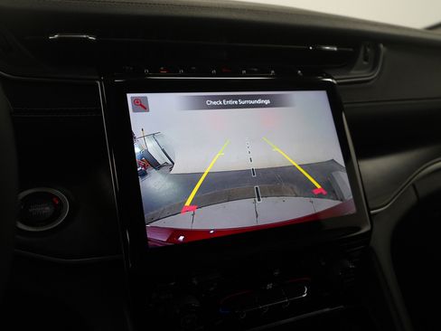 Used 2023 Jeep Grand Cherokee Limited image 22