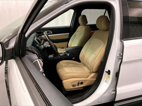 Used 2016 Ford Explorer XLT w/ Equipment Group 201A AWD/4WD image 10