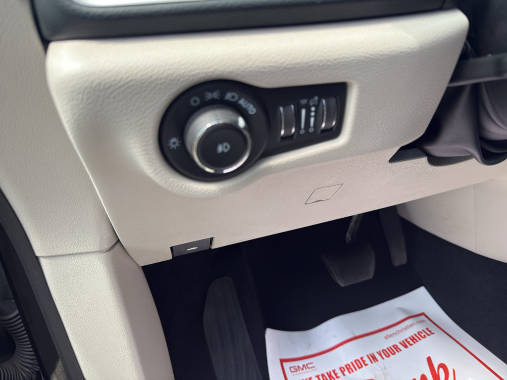 Used 2023 Chrysler Pacifica Touring-L FWD image 13