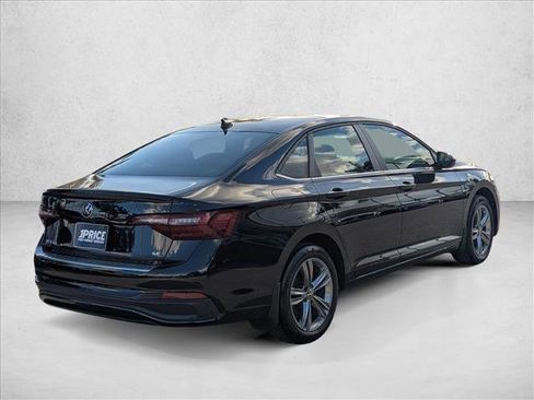 Used 2023 Volkswagen Jetta SE w/ Panoramic Sunroof Package image 5