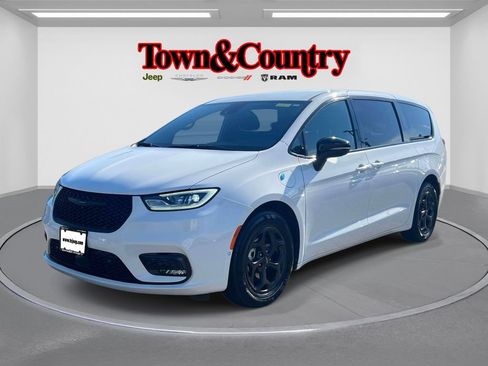 Used 2024 Chrysler Pacifica Limited FWD image 4
