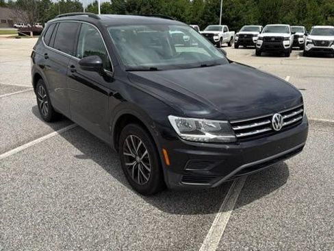 Used 2019 Volkswagen Tiguan SE w/ Panoramic Sunroof Package FWD image 2