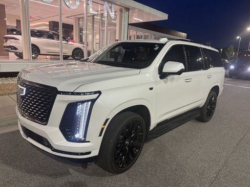 Used 2025 Cadillac Escalade Premium Luxury image 2