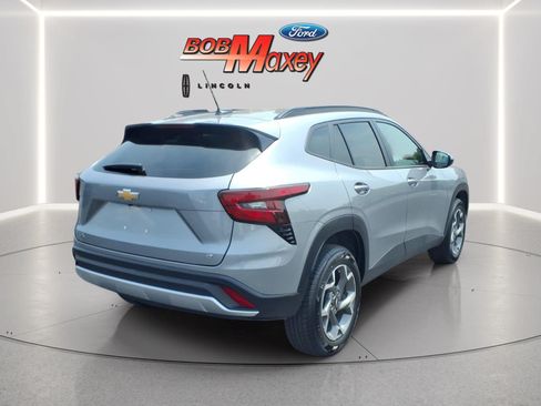 Used 2025 Chevrolet Trax LT FWD image 4