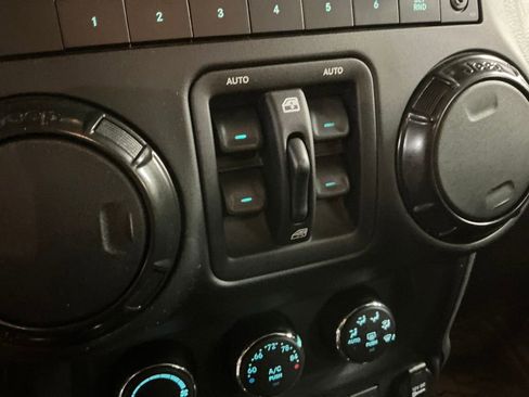 Used 2017 Jeep Wrangler Unlimited Rubicon image 12