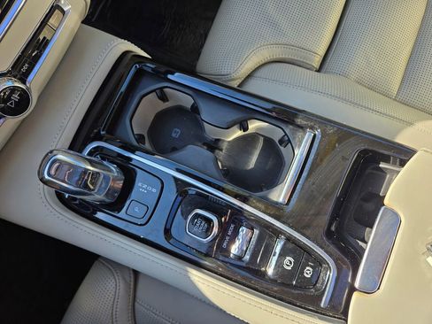 Used 2018 Volvo S90 T8 Inscription w/ Convenience Package image 31