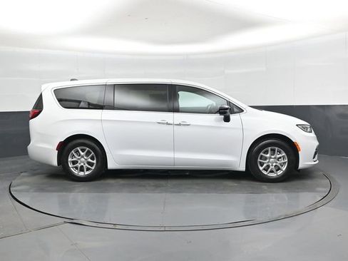 New 2026 Chrysler Pacifica Select FWD image 2