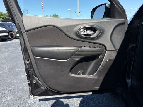 Used 2016 Jeep Cherokee Latitude w/ Cold Weather Group AWD/4WD image 8
