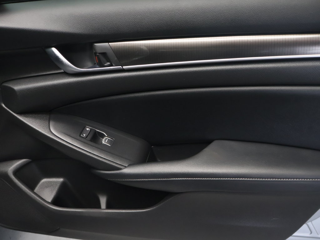 Used 2018 Honda Accord Sport image 11