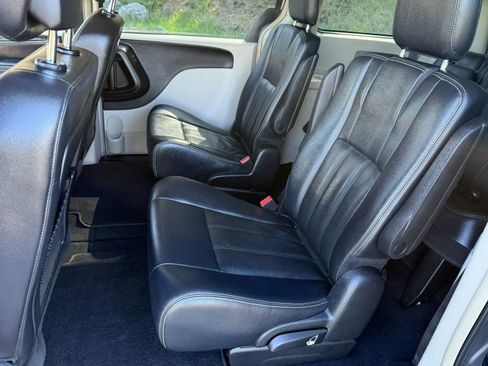 Used 2016 Chrysler Town & Country Touring FWD image 9
